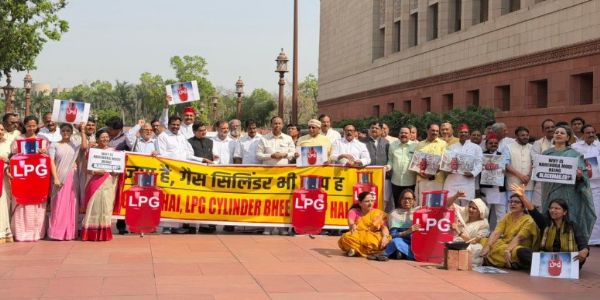 পশ্চিম এছিয়াৰ যুদ্ধৰ ফলত সৃষ্টি হোৱা গেছ সংকটক লৈ সংসদত বিৰোধীৰ প্ৰতিবাদ