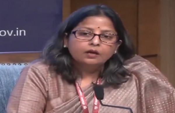 प्रेस को संबोधित करते हुए पेट्रोलियम मंत्रालय की संयुक्त सचिव सुजाता शर्मा