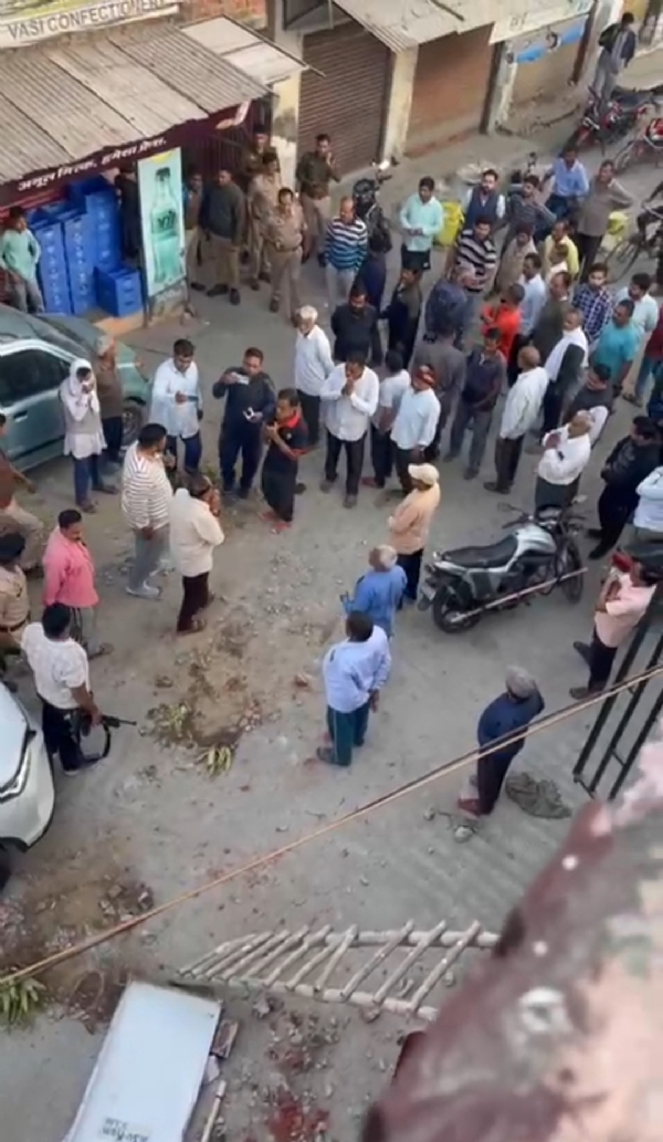 घर पर लगी सीढ़ी