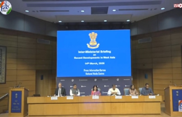 प्रेस को संबोधित करते हुए पेट्रोलियम मंत्रालय की संयुक्त सचिव सुजाता शर्मा