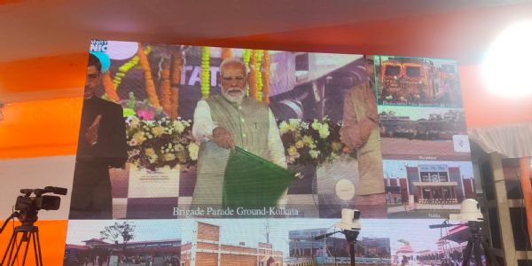 পশ্চিমবংগত প্ৰধানমন্ত্ৰী মোদীৰ কেইবাটাও ৰে’ল প্ৰকল্প ৰাষ্ট্ৰলৈ উচৰ্গা