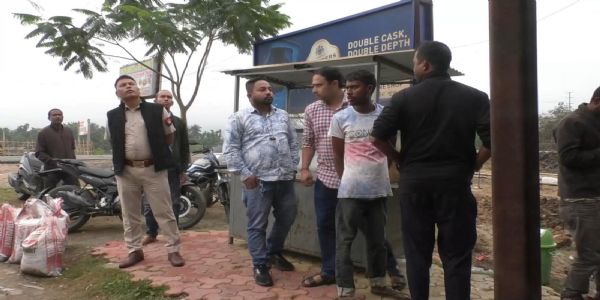 জাগীৰোডৰ পালিগুৰীত সুৰাৰ বিপণীত চোৰৰ লুটপাত