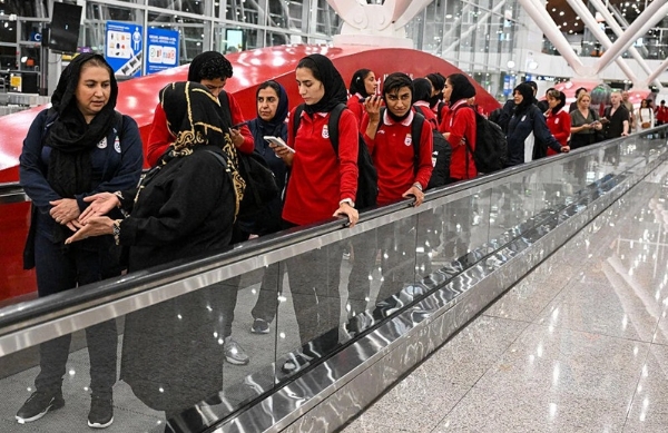 ईरान की महिला फुटबॉल टीम की सदस्य ऑस्ट्रेलिया में एशियाई कप टूर्नामेंट में हिस्सा लेने के बाद 11 मार्च को मलेशिया के सेपांग स्थित कुआलालंपुर अंतरराष्ट्रीय हवाई अड्डे पर। फोटो - इंटरनेट मीडिया ईरान की महिला फुटबॉल टीम की सदस्य ऑस्ट्रेलिया में एशियाई कप टूर्नामेंट में हिस्सा लेने के बाद 11 मार्च को मलेशिया के सेपांग स्थित कुआलालंपुर अंतरराष्ट्रीय हवाई अड्डे पर। फोटो - इंटरनेट मीडिया