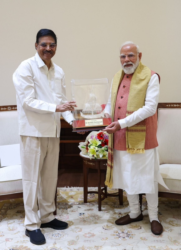 ओडिशा के राज्यपाल डॉ. हरि बाबू कमभमपति प्रधानमंत्री मोदी से मुलाकात करते हुए