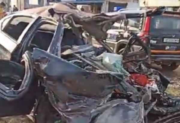 मुरादाबाद के थाना मुंडा पांडे क्षेत्र में हादसे के बाद क्षतिग्रस्त कार।