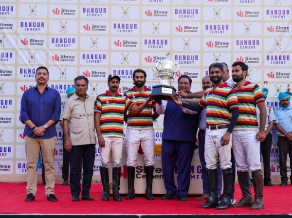 ट्रॉफी के साथ जयपुर की पोलो टीम