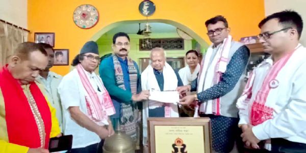 বিশিষ্ট সমালোচক ড° গোবিন্দ প্রসাদ শর্মাক অসম সাহিত্য সভাৰ ড° প্ৰদীপ কুমাৰ বৰুৱা ন্যাসৰ সমালোচনা সাহিত্য বঁটা প্রদান