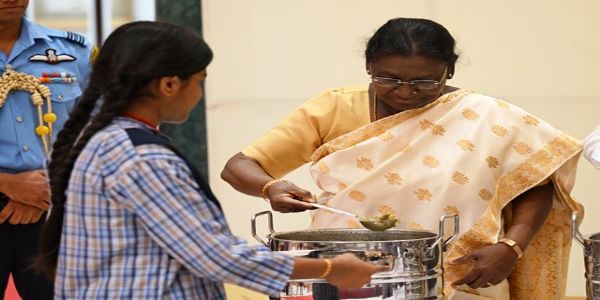 শিশুৰ বাবে পুষ্টি আৰু গুণগত শিক্ষা লাভ কৰাটো অতি প্ৰয়োজনীয় : ৰাষ্ট্ৰপতি