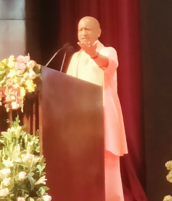 कार्यक्रम में पुस्तिका का विमोचन करते मुख्यमंत्री योगी व अन्य