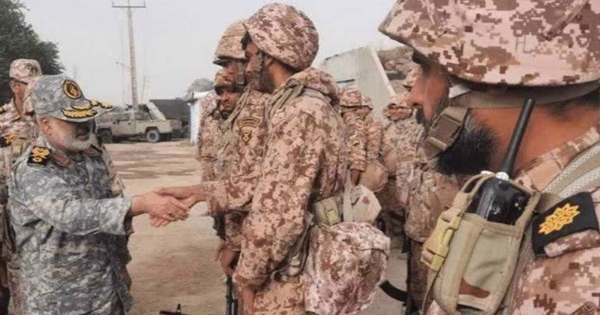 ईरानी इस्लामिक रिवोल्यूशनरी गार्ड कॉर्प्स के वरिष्ठ सैन्य अधिकारी ब्रिगेडियर जनरल मोहम्मद करामी (बाएं) 17 मार्च को खरग द्वीप पर तैनात सैनिकों से हाथ मिलाते हुए। फोटो - प्रेस टीवी