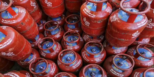 এল পি জি চিলিণ্ডাৰ বুকিং কৰাৰ পিছত অপেক্ষা কৰক আৰু বিতৰকত শাৰী পাতি থকা এৰক: চৰকাৰ