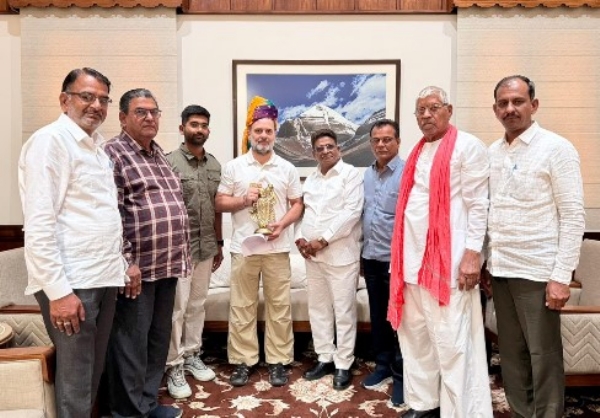 लोकसभा में नेता प्रतिपक्ष राहुल गांधी से राजस्थान के ट्रक व बस बॉडी निर्माताओं के प्रतिनिधि संसद भवन में मुलाकात करते हुए