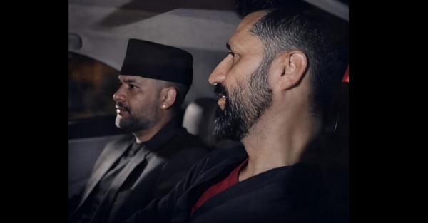 बैठक के बाद साथ में एक ही गाड़ी पर बाहर निकलते रवि लामिछाने और बालेन शाह