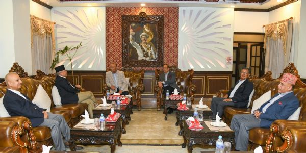 নেপাল সেনাৰ মুৰব্বীৰ প্ৰাক্তন সেনা মুৰব্বীসকলৰ সৈতে দেশৰ সাম্প্ৰতিক পৰিস্থিতি সন্দৰ্ভত চৰ্চা