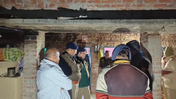 घटना की जांच करती पुलिस टीम घटना की जांच करती पुलिस टीम