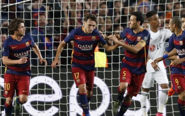 पूर्व बार्सिलोना स्टार मुनिर एल हद्दादी (बाएं से दूसरे)