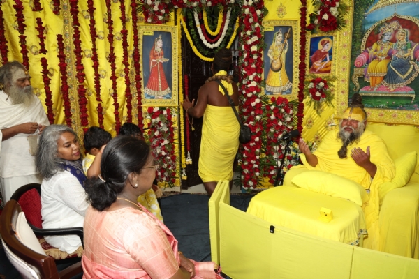 আধ্যাত্মিকতা নিস্বাৰ্থ সেৱা আৰু জনকল্যাণৰ দৰে গভীৰ বিষয়ৰ ওপৰত ৰাষ্ট্ৰপতিৰ চৰ্চা