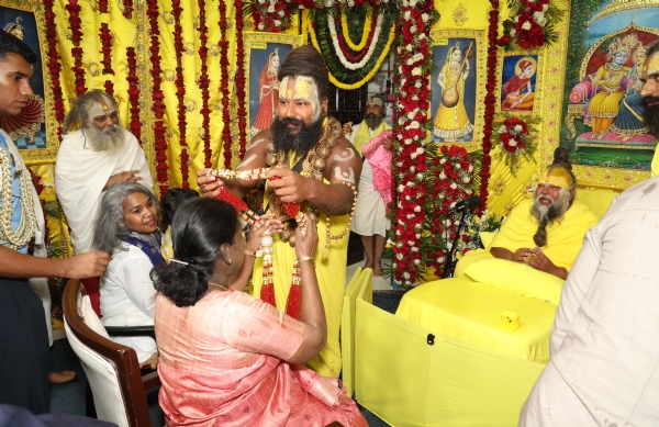 প্ৰেমানন্দ মহাৰাজৰ পৰা আশীৰ্বাদ লৈছে ৰাষ্ট্ৰপতি মুৰ্মু।