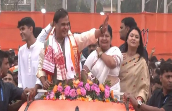 পত্নী-পুত্ৰ, হাজাৰ হাজাৰ সমৰ্থকক লৈ মনোনয়ন পত্ৰ দাখিল মুখ্যমন্ত্ৰী হিমন্ত বিশ্ব শৰ্মাৰ