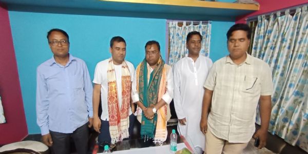 বিপিএফৰ প্ৰাৰ্থীত্ব লাভৰ পিছত ফকিৰাগ্ৰামত পাৰিষদ এজামুল হকক সাক্ষাৎ ড° ৰেজাউল কৰিমৰ