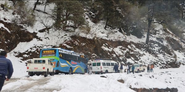 তুষাৰপাত আৰু ভূমিস্খলনক ফলত নেপালৰ কেইবাটাও ঘাইপথ অৱৰোধ