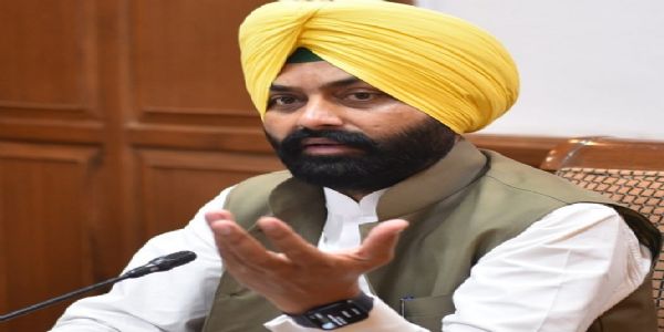 পঞ্জাৱৰ ৱেৰ হাউচিং জিলা দণ্ডাধীশৰ আত্মহত্যা, পৰিবহণ মন্ত্ৰীৰ পদত্যাগ