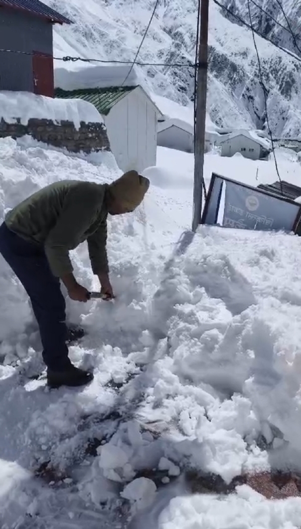 केदारनाथ में  बर्फ को हटाते जवान।