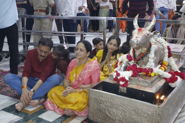 महाकाल मंदिर में परिवार के साथ महाराष्ट्र के मंत्री गिरीश महाजन