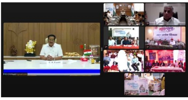 केंद्रीय जल शक्ति मंत्री सी. आर. पाटिल और राज्य मंत्री वी. सोमन्ना वर्चुअल माध्यम से