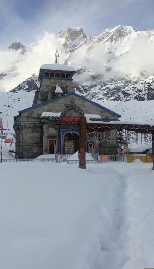 केदारनाथ में बर्फ  की जमी मोटी परत।