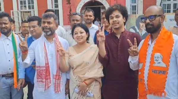 মৰিয়নিৰ মাটিৰ তিলক পিন্ধি মৰিয়নিৰ বিধায়ক তথা বৰ্তমানৰ প্ৰাৰ্থী ৰূপজ্যোতি কুৰ্মীয়ে দাখিল কৰিলে মনোনয়ন