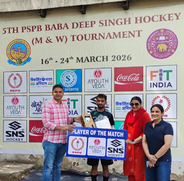 श्याम लाल कॉलेज के खिलाडी पंकज प्लेयर ऑफ द मैच का अवार्ड प्राप्त करते हुए