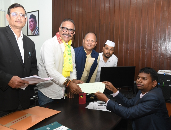 মনোনয়ন দাখিল তেজপুৰৰ ৰাইজৰ দলৰ প্ৰাৰ্থী অলক নাথে