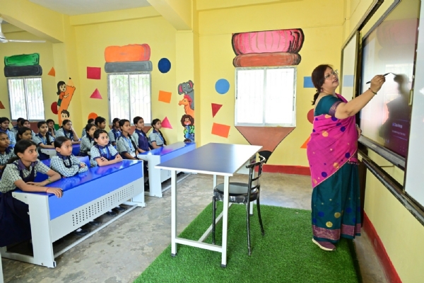 উত্তৰ-পূৱ সীমান্ত ৰেলৱেৰ দ্বাৰা মালিগাঁও ৰেলৱে উচ্চ মাধ্যমিক বিদ্যালয়ৰ আন্তগাঁথনি আৰু শৈক্ষিক মানদণ্ডৰ উন্নতকৰণ