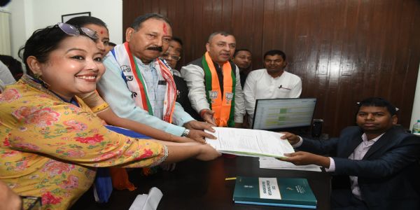 প্ৰতিদন্দ্বীক শুভেচ্ছা জনাই তেজপুৰত মনোনয়ন দাখিল অগপৰ পৃথ্বিৰাজ ৰাভাৰ