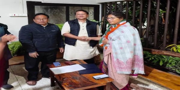 মনোনয়ন দাখিল অন্তিম দিনৰ পূৰ্বে বিজেপি ত্যাগ কৰি মন্ত্ৰী নন্দিতা গাৰ্লোচাৰ কংগ্ৰেছত যোগদান