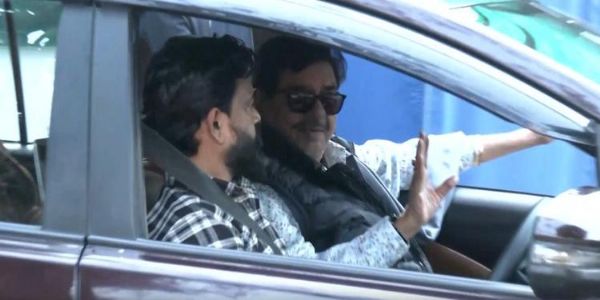 বংগ বিধানসভা নিৰ্বাচন: নিৰ্বাচনী প্ৰচাৰৰ সময়ত শত্ৰুঘ্ন সিনহাই নীলা বিকন বাহন ব্যৱহাৰ কৰাক লৈ বিতৰ্ক