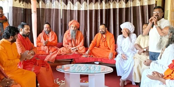 আঠজন আখৰাৰ সহযোগত পুৰীৰ মই আখৰা পৰিষদৰ সভাপতি বুলি ঘোষণা