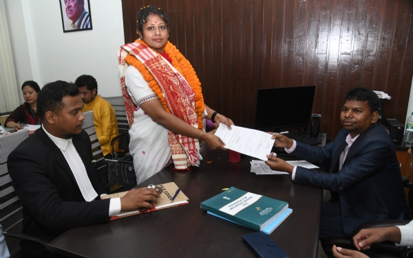 কংগ্ৰেছ ত্যাগ কৰি নিৰ্দলীয় হিচাপে তেজপুৰত মনোনয়ন দাখিল পল্লৱীৰ