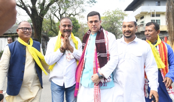 মনোনয়ন দাখিল তেজপুৰৰ ৰাইজৰ দলৰ প্ৰাৰ্থী অলক নাথে