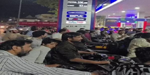 মধ্যপ্ৰদেশত পেট্ৰ’ল আৰু ডিজেলৰ নাটনিৰ উৰাবাতৰিৰ পিছত পেট্ৰ’ল পাম্পত ভিৰ; খাদ্য মন্ত্ৰীয়ে দৃঢ়তাৰে কয় যে মজুতৰ অভাৱ নাই