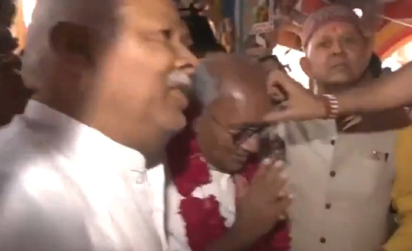 अयोध्या में श्रीरामलला के दर्शन करते कांग्रेस नेता दिग्विजय सिंह