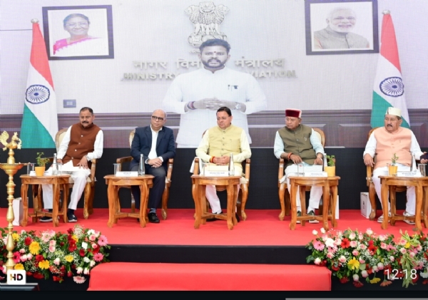 जौलीग्रांट एयरपोर्ट से देहरादून-पिथौरागढ़–देहरादून विमान सेवा  शुभारंभ कार्यक्रम में मुख्यमंत्री सहित मंचासीन अतिथि।
