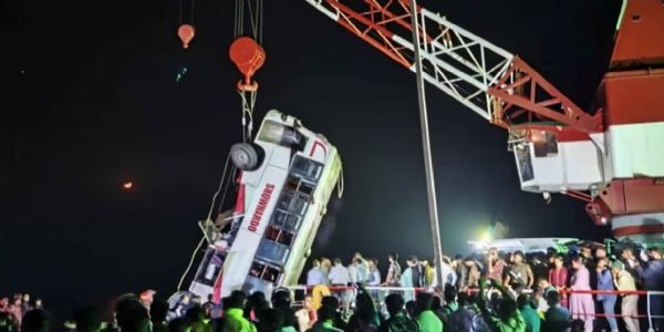 আপডেটঃ বাংলাদেশৰ পদ্ম নদীৰ বাছ দুৰ্ঘটনাত মৃত্যুৰ সংখ্যা ২৬লৈ বৃদ্ধি