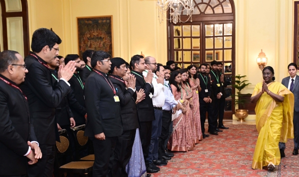 राष्ट्रपति द्रौपदी मुर्मु शुक्रवार को राष्ट्रपति भवन में केंद्रीय विद्युत अभियांत्रिकी सेवा (सीपीईएस) और भारतीय आर्थिक सेवा (आईईएस) के अधिकारियों से मुलाकात के दौरान राष्ट्रपति द्रौपदी मुर्मु शुक्रवार को राष्ट्रपति भवन में केंद्रीय विद्युत अभियांत्रिकी सेवा (सीपीईएस) और भारतीय आर्थिक सेवा (आईईएस) के अधिकारियों से मुलाकात के दौरान