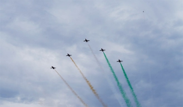 चंडीगढ़ एयर शो में करतब दिखाते वायुसेना के विमान