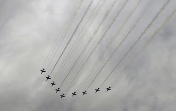 चंडीगढ़ एयर शो में करतब दिखाते वायुसेना के विमान