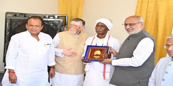 উপ-ৰাষ্ট্ৰপতি চি পি ৰাধাকৃষ্ণনৰ উলিহাতুত বীৰছা মুণ্ডাক শ্ৰদ্ধাঞ্জলি জ্ঞাপন, বংশধৰসকলৰ সৈতে সাক্ষাৎ