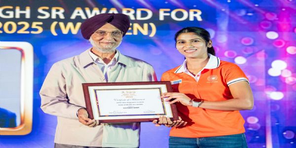 নৱনীত কৌৰৰ বছৰৰ শ্ৰেষ্ঠ খেলুৱৈৰ বঁটা লাভ কৰি আনন্দ প্ৰকাশ, দলটোৰ বাবে উৎসৰ্গা