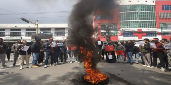 নেপালৰ প্ৰাক্তন প্ৰধানমন্ত্ৰী অলীক গ্ৰেপ্তাৰ কৰাৰ বিৰুদ্ধে কাঠমাণ্ডুত প্ৰতিবাদ
